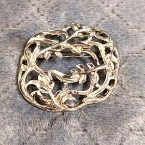 Vintage Ginnie Johansen Silvertone Oval Floral Brooche